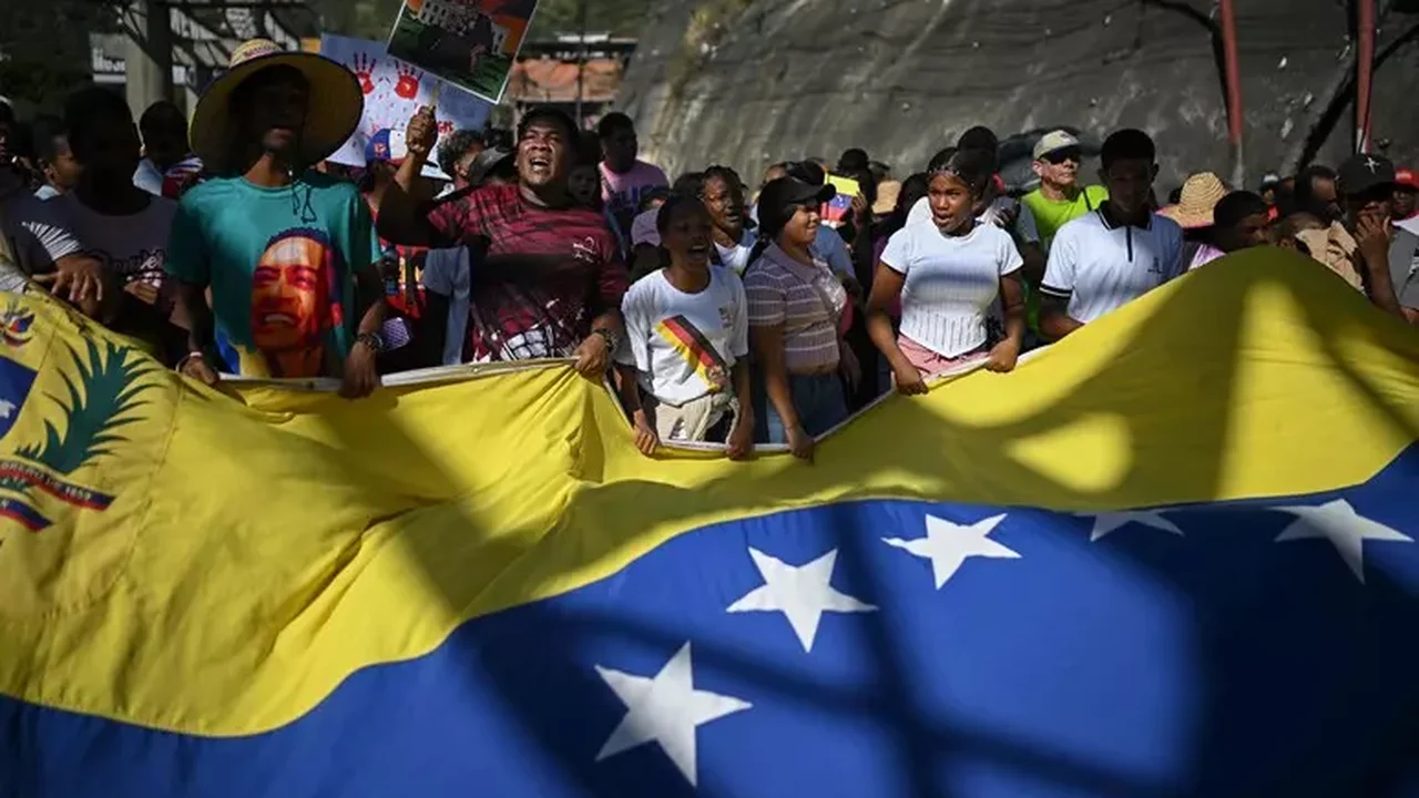 Trump anuncia 'bloqueio total' contra navios petroleiros da Venezuela