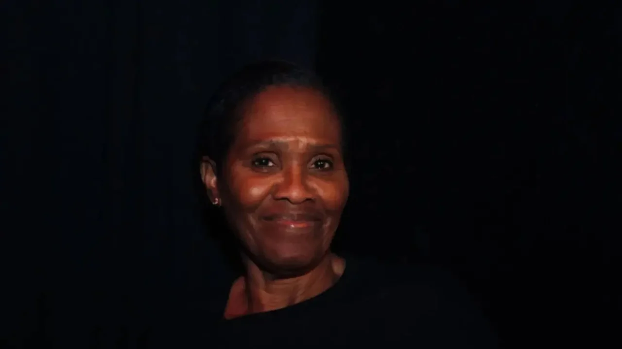 Morre Dee Freeman, atriz de 'Dexter', 'E.R.' e 'Arquivo X', aos 66 anos
