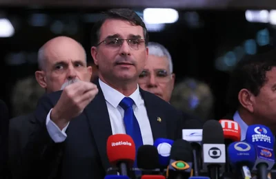 Senador Flávio ataca Moraes após voto para condenar Bolsonaro