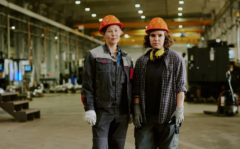 Mulheres ampliam presença na mineração e na metalurgia, mas avanço na liderança ainda é desafio