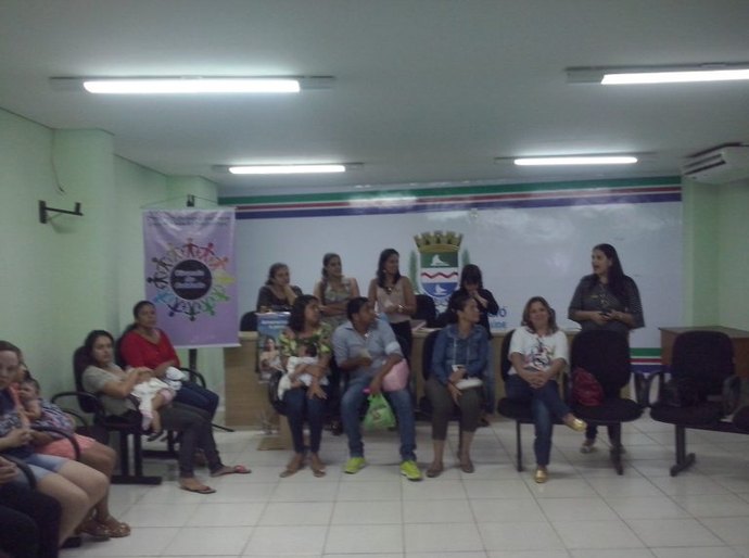 Mães de bebês com microcefalia recebem orientações