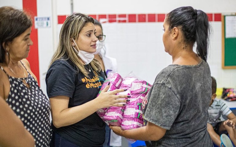 Gabinete da Mulher entrega absorventes para desabrigadas