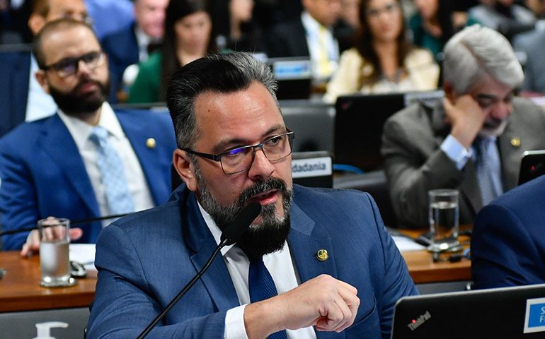 Alan Rick defende projeto que amplia parcerias privadas para trabalho de presos