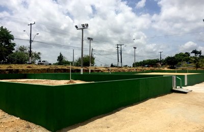 Prefeito Rui Palmeira entrega área esportiva no Medeiros Neto nesta quinta