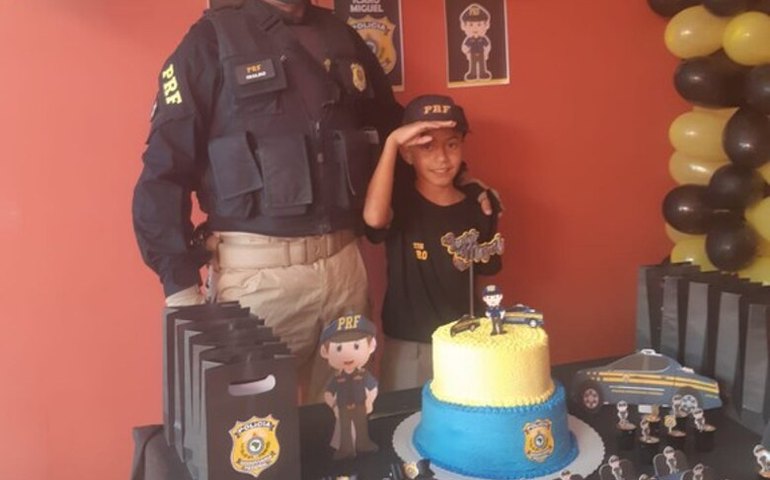 Menino que sonha em ser PRF celebra aniversário com policiais em Jupi