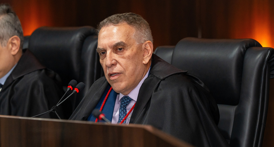 Desembargador Ivan Brito preside sessão de julgamentos do Pleno do TRE acompanhada por estudantes e jovens aprendizes