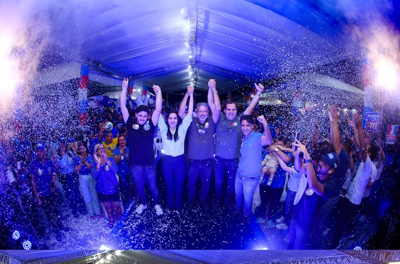 Campo Alegre vira mar azul  em caminhada com Fernando Pereira, Arthur Lira e Álvaro Lira