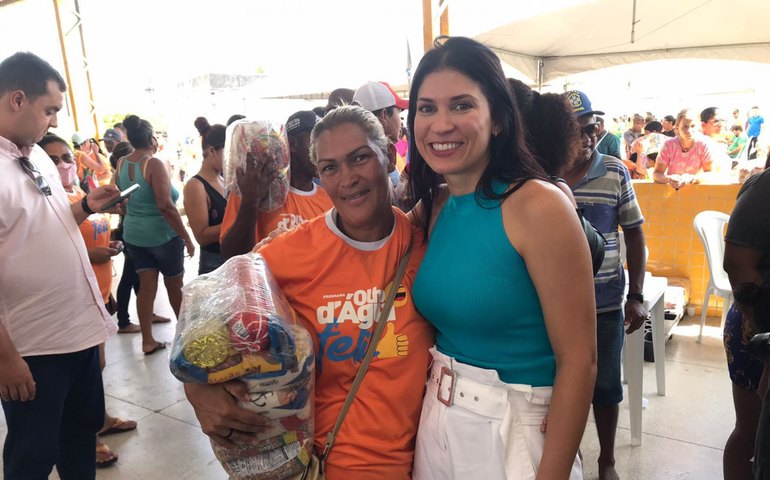 Carla Dantas participa de entrega de cestas básicas em Olho D’Água das Flores