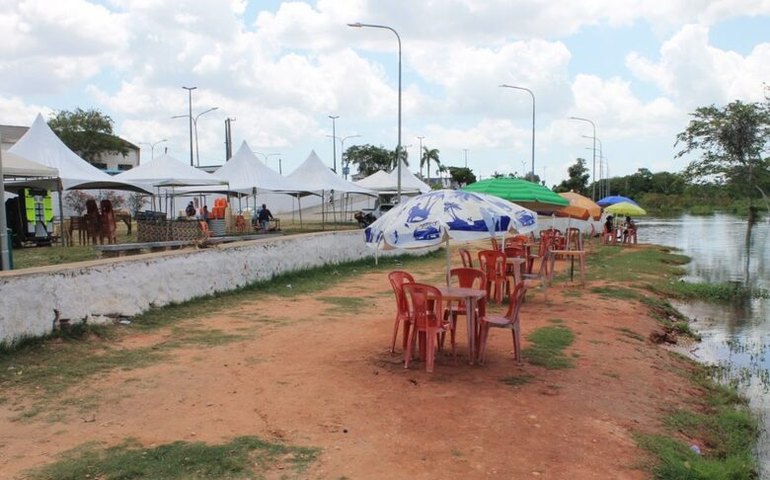 Prefeitura de Penedo instala comerciantes da Prainha em novo local