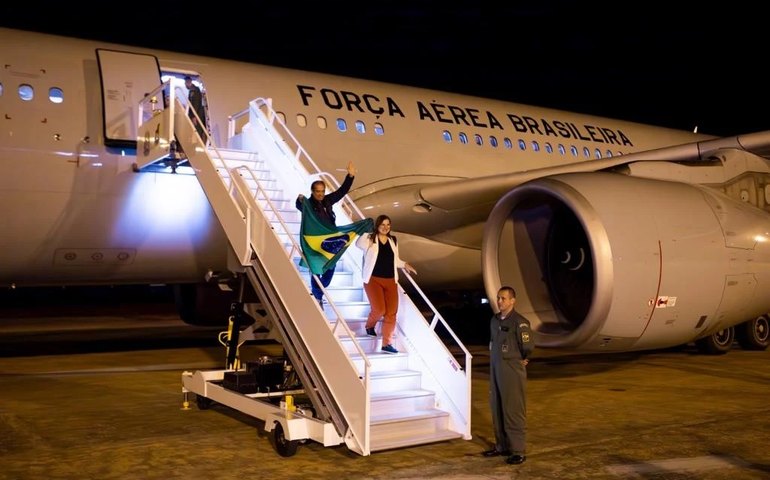 Primeiros brasileiros resgatados pela FAB em Israel chegam a Brasília; vídeo