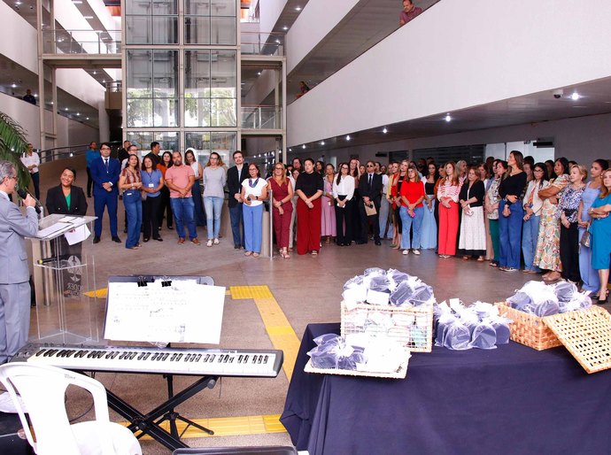 Juízas e servidoras do Fórum da Capital recebem homenagem em alusão ao Dia das Mães