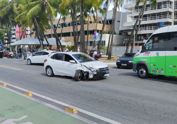 Policial é detido após provocar acidente na Ponta Verde