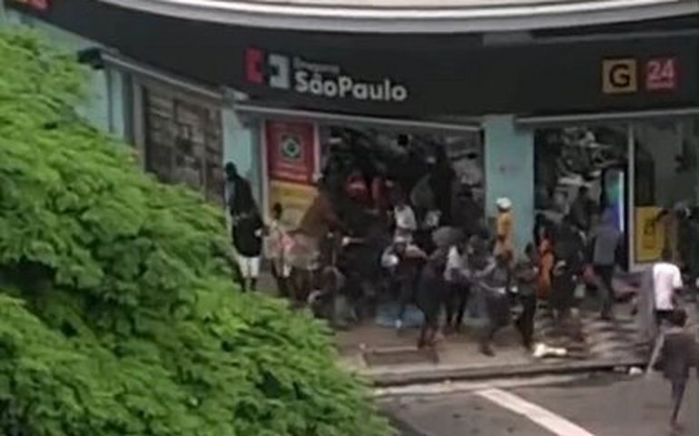 Usuários de drogas saqueiam farmácia e mercado no centro de SP