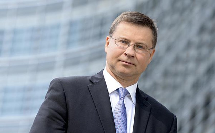 Adesão da Ucrânia à UE não é sobre terminar a guerra, mas sobre apoio ao país, diz Dombrovskis