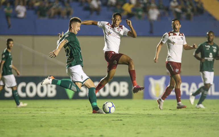 Goiás bate Flu por 3 a 0, afasta má fase e deixa o rival na zona de rebaixamento