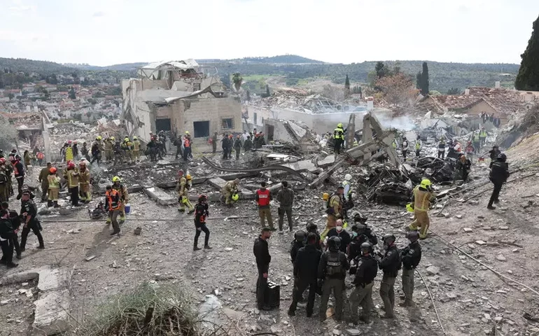 Míssil iraniano atinge área residencial no centro de Israel e mata 9