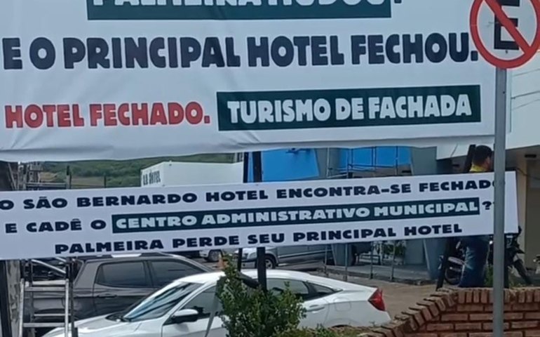 'Palmeira mudou, mas seu principal hotel fechou', é o protesto na fachada do São Bernardo