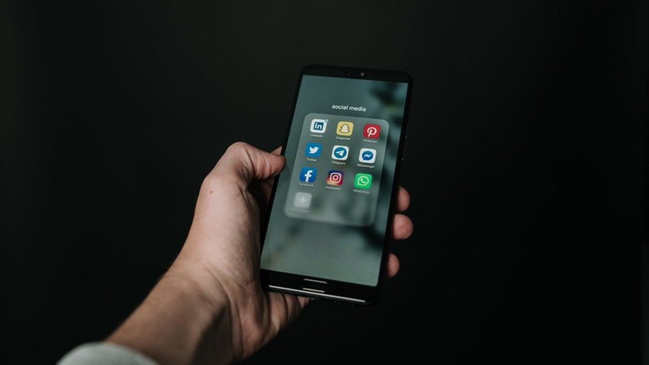 Brasil é o país que mais gasta tempo no celular diariamente no mundo