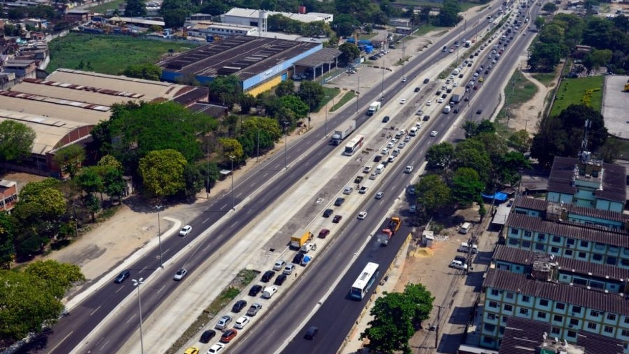 Avenida Brasil, no Rio, registra engarrafamentos em dia de 2º turno das eleições