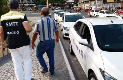 Fiscalização da SMTT remove veículos por estacionamento irregular em Maceió