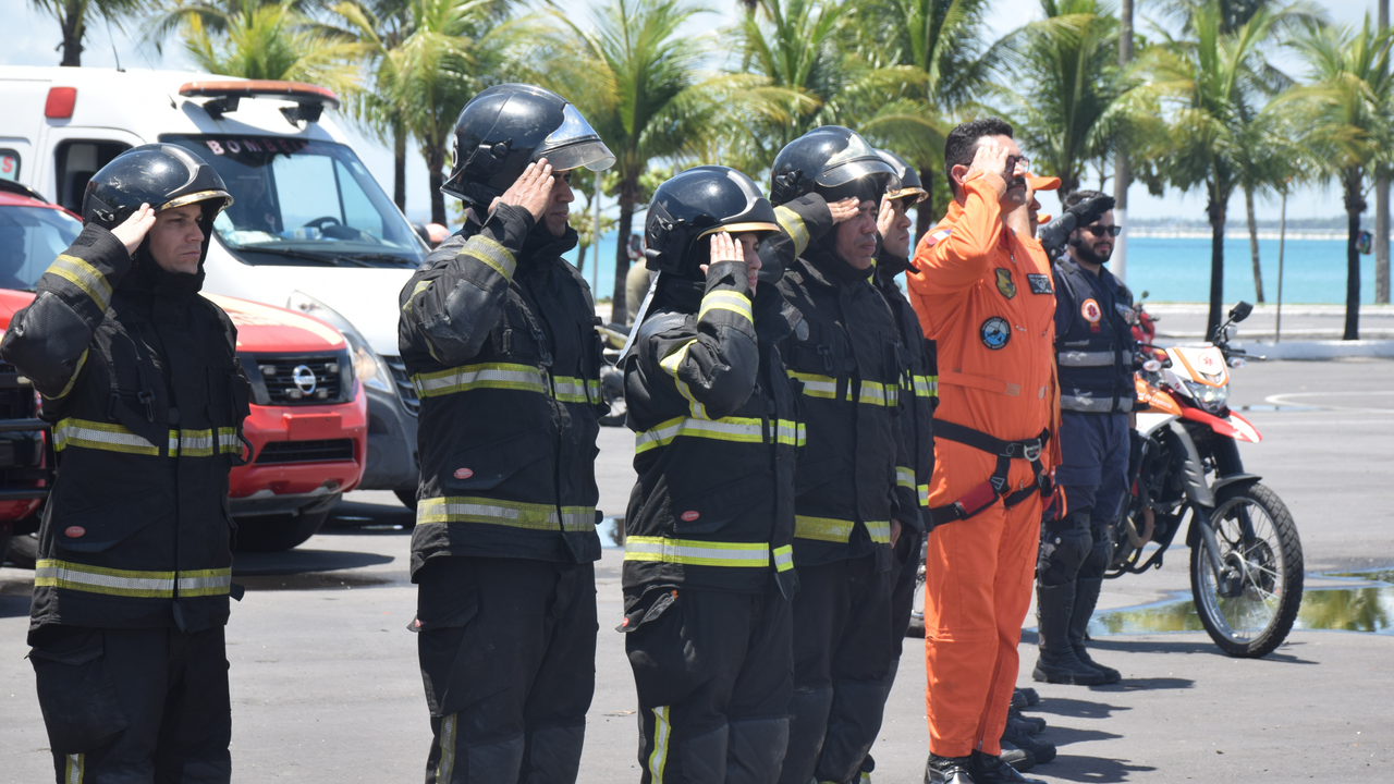 Corpo de Bombeiros de Alagoas presta homenagem a militares mortos em acidente no RS