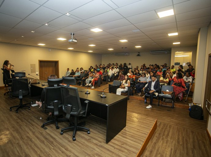 Profissionais debatem com pessoas em situação de rua atendimentos socioassistenciais