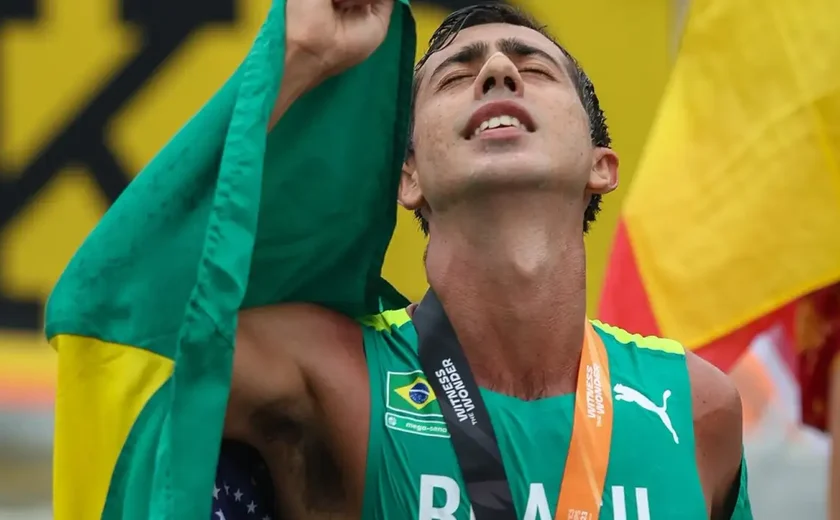 Caio Bonfim conquista prata inédita na marcha atlética em Paris