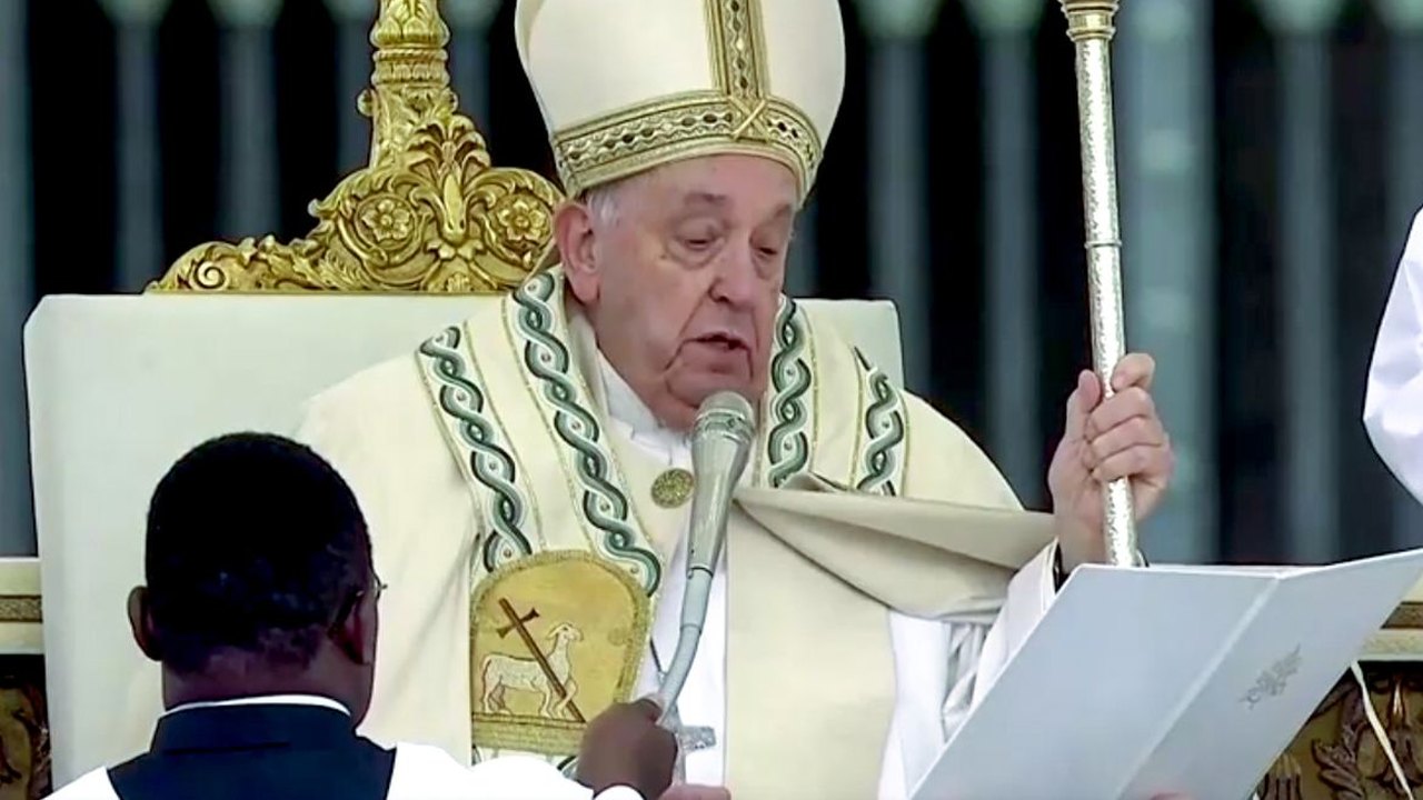 Papa está sem febre e em condição clínica estável