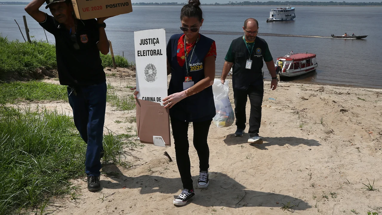 Eleitores indígenas brasileiros que vivem no interior da Amazônia enfrentam dificuldades para votar.