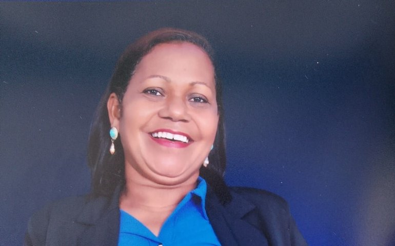 Agente comunitária de saúde da Barra de São Miguel publica livro de romance