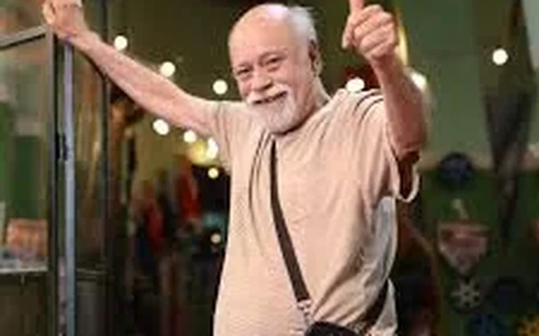 De cadeira de rodas, Tonico Pereira é aplaudido em evento de rua no Centro do Rio: 'Grande honra'