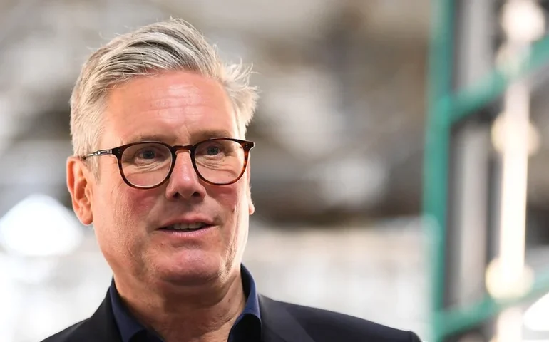 Reino Unido: Starmer vence votação de reforma para bem-estar, mas somente após diluir proposta