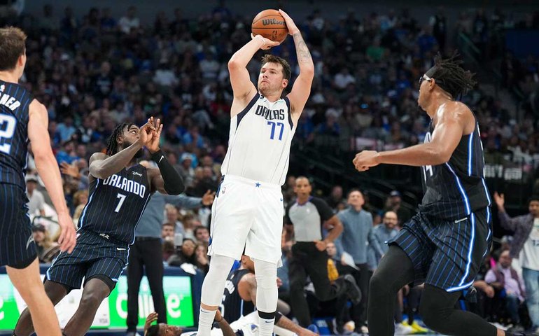Doncic tem noite iluminada com 50 pontos para o Dallas e iguala médias de Jordan