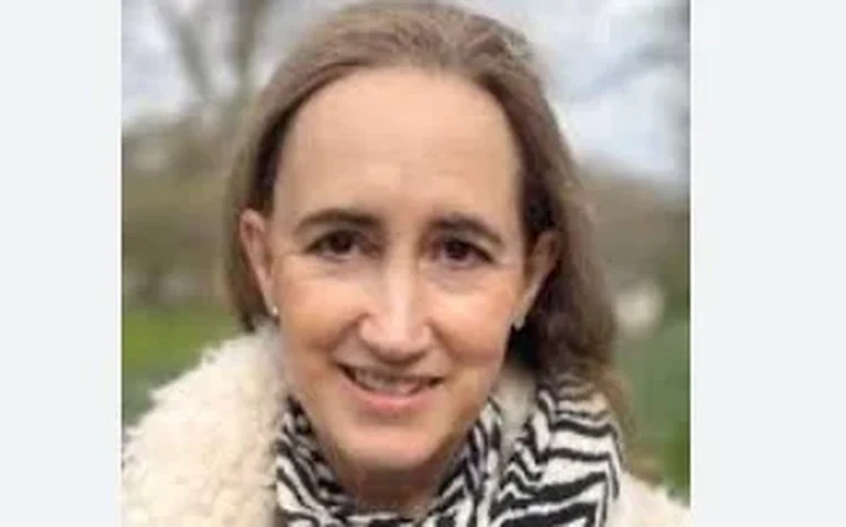 Morre Sophie Kinsella, autora de 'Becky Bloom', aos 55 anos