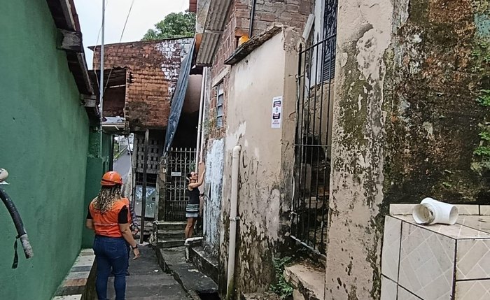 Casa desaba parcialmente e imóvel tem risco após chuva em Maceió