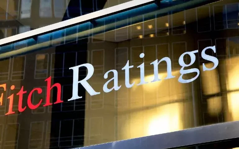 Fitch projeta queda na inadimplência do crédito privado nos EUA para 5,4% até fevereiro de 2026