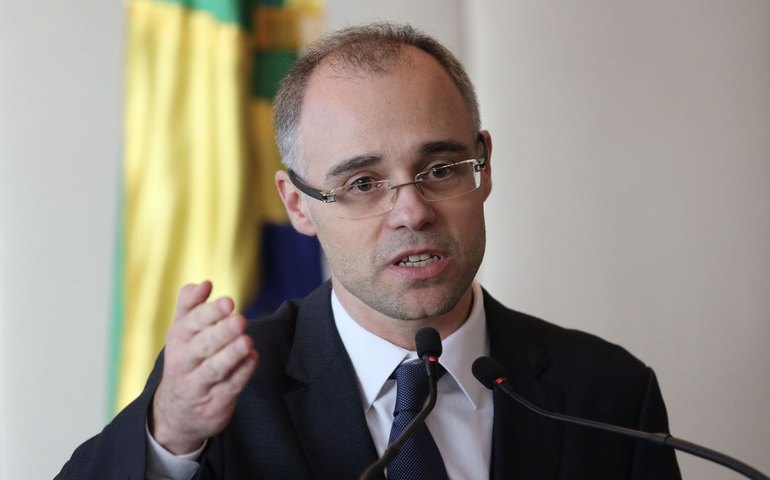 Ministro da Justiça diz que vai pedir inquérito contra jornalistas