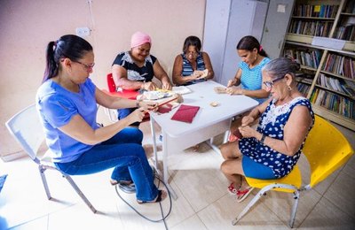 Viver Melhor ensina moradores de Arapiraca a transformar lixo em peças de artesanato