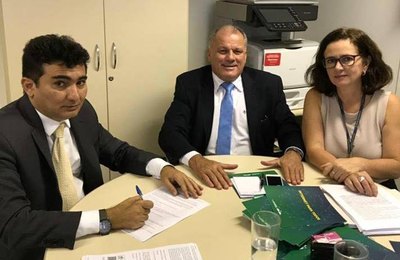 Em Brasília, prefeito Zé Adelson assina adesão ao Programa Internet Para Todos