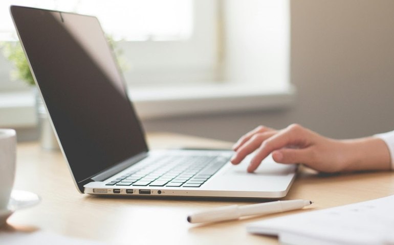 Mulher teve suas imagens compartilhadas em um site de acompanhantes