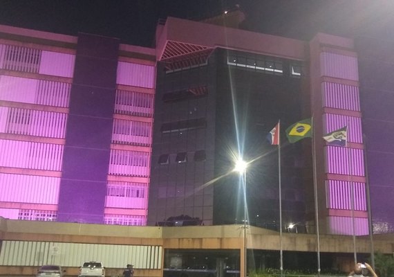 JFAL lembra Outubro Rosa com iluminação especial