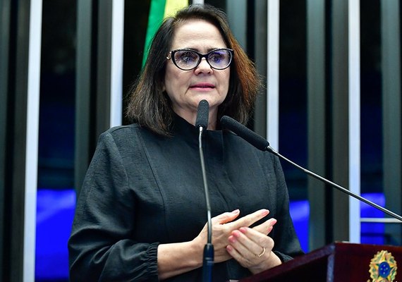 Bolsonaro irá se calar e Michelle conduzirá nação conservadora neste momento, diz Damares