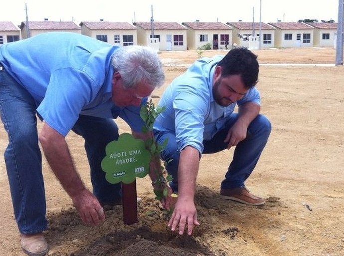 IMA realiza plantio de mudas em conjunto habitacional de Rio Largo