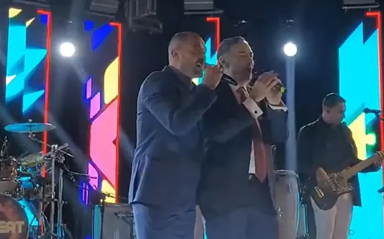 Barroso sobe ao palco e, ao lado dos filhos, canta com Diogo Nogueira em festa após posse no STF; vídeo