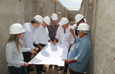 Prefeito Rogério Teófilo e equipe técnica realizam visita à obra da UPA