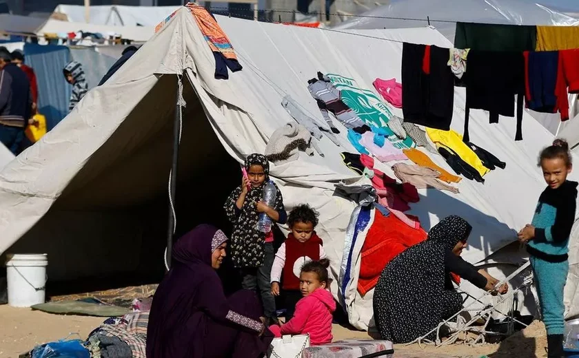 Com avanço da fome em Gaza, palestinos comem grama e bebem água poluída para sobreviver: 'Estamos morrendo lentamente'