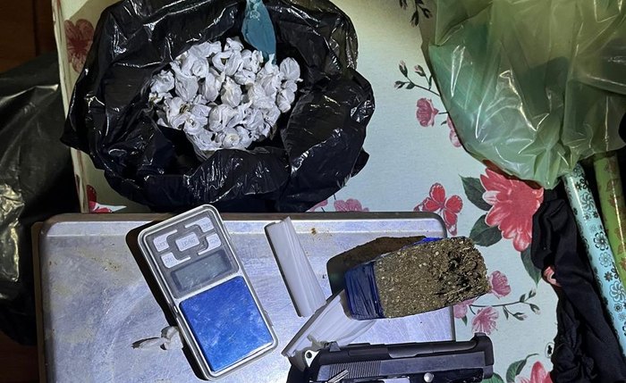 Homem foi autuado em flagrante por posse ilegal de arma e tráfico de drogas