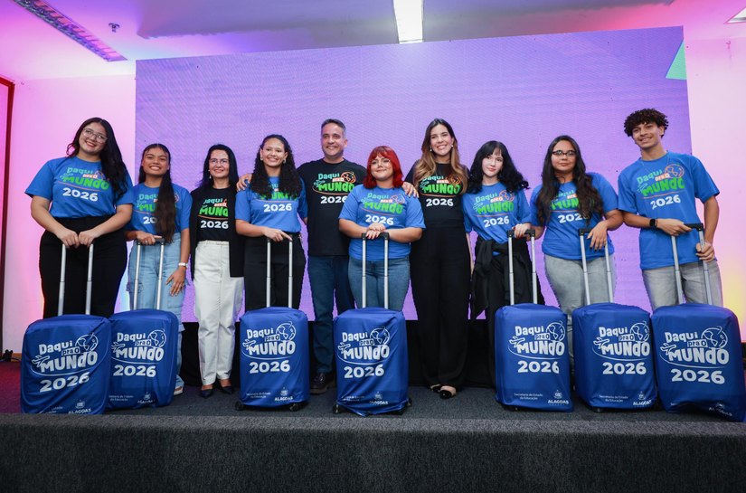 Governo de Alagoas entrega os kits de viagem aos 200 estudantes selecionados para intercâmbio na Inglaterra