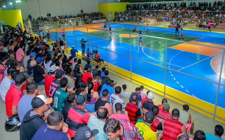 Público lota ginásio e vibra com as decisões dos campeonatos de futsal em Penedo