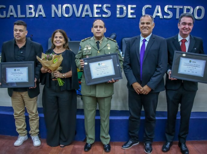 Câmara entrega comendas a escolas e faz homenagem a empresário de Maceió
